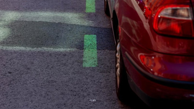 ep archivo   un coche aparcado en una calle con zona verde