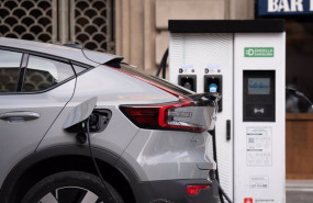 ep archivo   un coche cargandose en un punto de carga publico para coches electricos a 14 de febrero