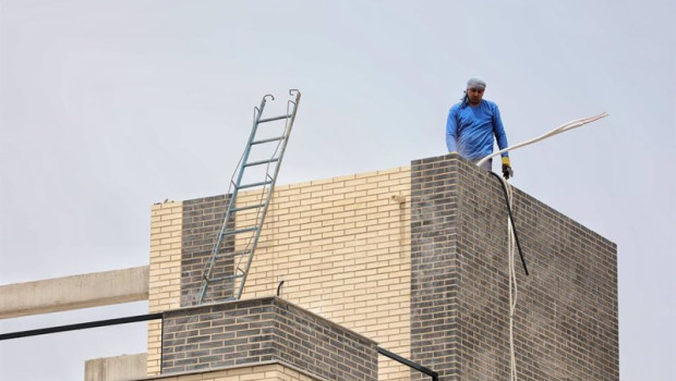 ep archivo   un operario trabajando en la construccion
