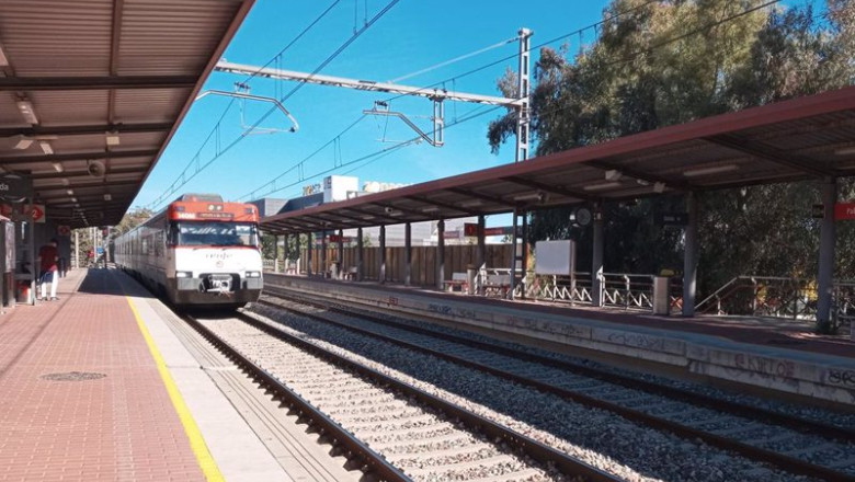 ep archivo un tren de cercanias se aproxima al apeadero del palacio de congresos ep archivo un tren de cercanias se aproxima al apeadero del palacio de congresos