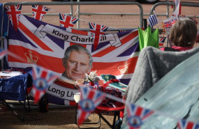 ep archivo   una bandera de reino unido con una fotografia de carlos iii