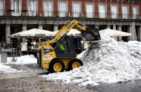ep archivo   una maquina excavadora continua con las tareas de limpieza de calles tras la gran