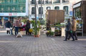 ep archivo   una mujer compra flores en un puesto en la plaza de tirso de molina en madrid
