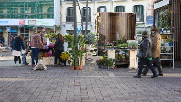 ep archivo   una mujer compra flores en un puesto en la plaza de tirso de molina en madrid