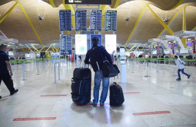 ep archivo   una persona con maletas en el aeropuerto adolfo suarez madrid barajas a 5 de enero de