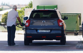 ep archivo   una persona reposta en una gasolinera 20260102123303