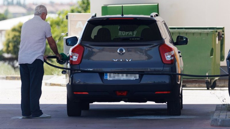 Archivo - Una persona reposta en una gasolinera. | Eduardo Parra - Europa Press - Archivo ep archivo una persona reposta en una gasolinera 20260102123303
