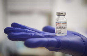 ep archivo   una profesional sanitaria sostiene un vial de la vacuna de moderna contra la covid 19