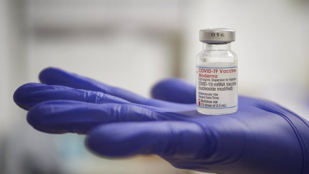 ep archivo   una profesional sanitaria sostiene un vial de la vacuna de moderna contra la covid 19