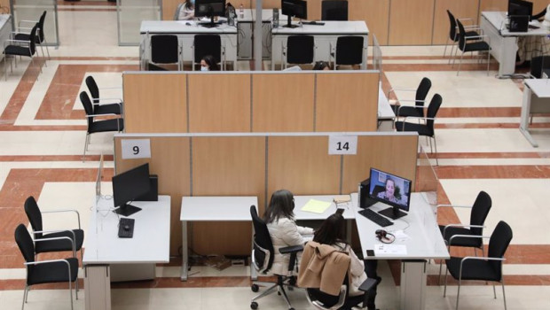 ep archivo   varias empleadas trabajan en una oficina de la agencia tributaria