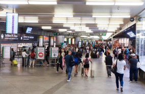 ep archivo   varias personas caminan con maletas en la estacion de puerta de atocha almudena grandes