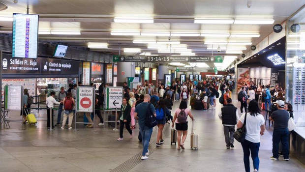 ep archivo   varias personas caminan con maletas en la estacion de puerta de atocha almudena grandes