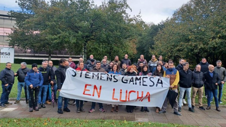 ep concentracion de trabajadores y sindicatos ante la sede de siemens gamesa en zamudio bizkaia ep concentracion de trabajadores y sindicatos ante la sede de siemens gamesa en zamudio bizkaia