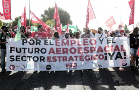 ep decenas de personas sostienen una pancarta como signo de protesta durante una manifestacion de