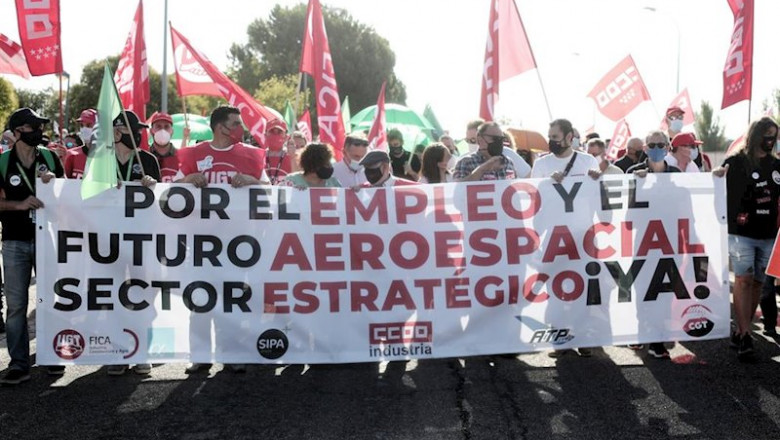 Decenas de personas sostienen una pancarta como signo de protesta durante una manifestación de los empleados de Airbus en Getafe, Madrid (España), a 23 de julio de 2020. | Eduardo Parra - Europa Press ep decenas de personas sostienen una pancarta como signo de protesta durante una manifestacion de