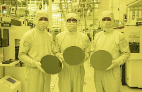 ep directivos de la compania sosteniendo obleas de 3nm en la linea de produccion del campus de