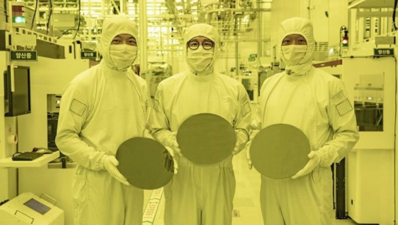 Directivos de la compañía sosteniendo obleas de 3nm en la línea de producción del campus de Samsung Electronics Hwaseong | SAMSUNG ep directivos de la compania sosteniendo obleas de 3nm en la linea de produccion del campus de