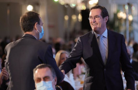 ep el consejero delegado de caixabank gonzalo gortazar i saluda al presidente de la ceoe antonio