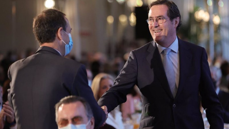 El consejero delegado de CaixaBank, Gonzalo Gortázar (i), saluda al presidente de la CEOE, Antonio Garamendi (d), a su llegada al desayuno Forum Europa, organizado por Nueva Economía Forum | Eduardo Parra - Europa Press ep el consejero delegado de caixabank gonzalo gortazar i saluda al presidente de la ceoe antonio