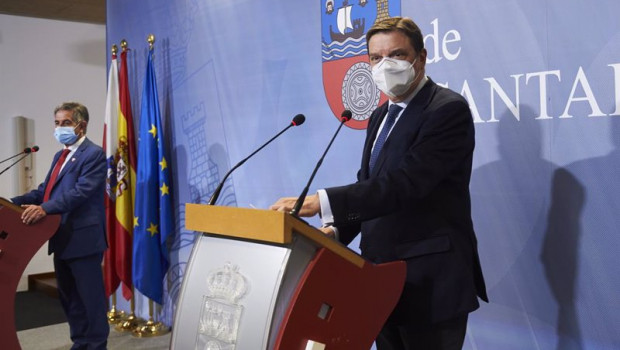 ep el ministro de agricultura luis planas d y el presidente de cantabria miguel angel revilla