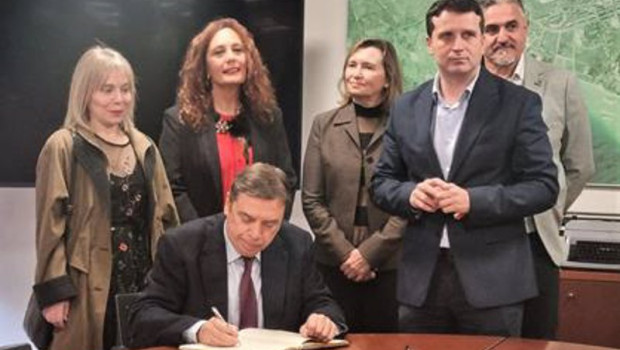 ep el ministro de agricultura pesca y alimentacion luis planas en boiro con representatnes de