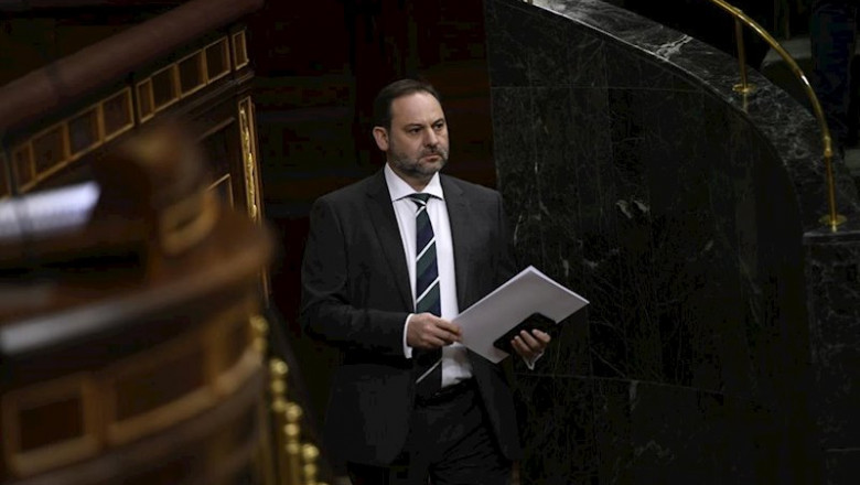 El ministro de Transportes, Movilidad y Agenda Urbana, José Luis Ábalos se dispone a su intervención en el Congreso de los Diputados | Óscar Cañas - Europa Press ep el ministro de transportes movilidad y agenda urbana jose luis abalos se dispone a su