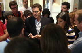 ep el presidente de ciudadanos albert rivera atiende a los medios de comunicacion en los pasillos