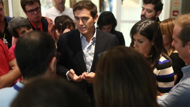 ep el presidente de ciudadanos albert rivera atiende a los medios de comunicacion en los pasillos