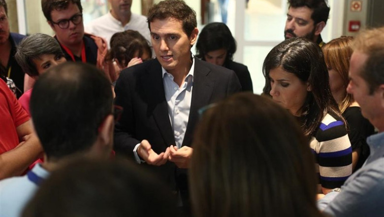 El presidente de Ciudadanos, Albert Rivera, atiende a los medios de comunicación en los pasillos del Congreso, durante la sesión de control al Gobierno en funciones un día después de conocerse la casi plena seguridad de unas elecciones el 10 de noviembre | Eduardo Parra - Europa Press ep el presidente de ciudadanos albert rivera atiende a los medios de comunicacion en los pasillos