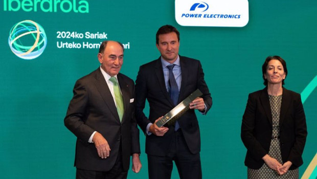 ep el presidente de iberdrola ignacio galan i entrega un galardon durante los premios iberdrola al ep el presidente de iberdrola ignacio galan i entrega un galardon durante los premios iberdrola al