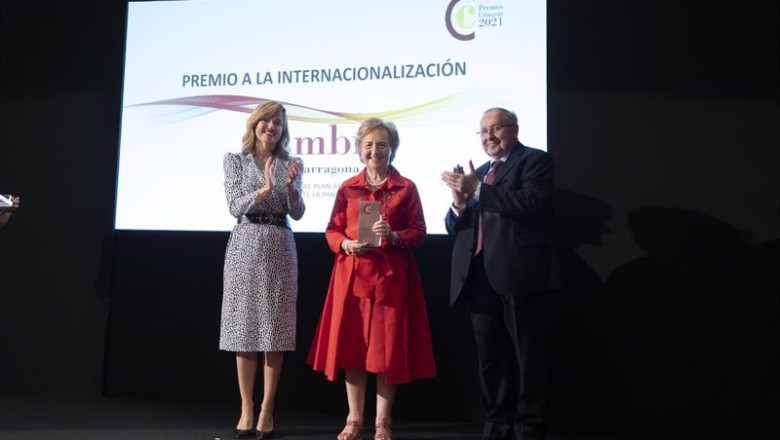 El presidente de la Cámara de Comercio de España, Jose Luis Bonet, y la ministra de Educación y Formación Profesional, Pilar Alegría, entregan uno de los premios 'Cámaras 2021' | NACHO MARTIN ep el presidente de la camara de comercio de espana jose luis bonet y la ministra de educacion y