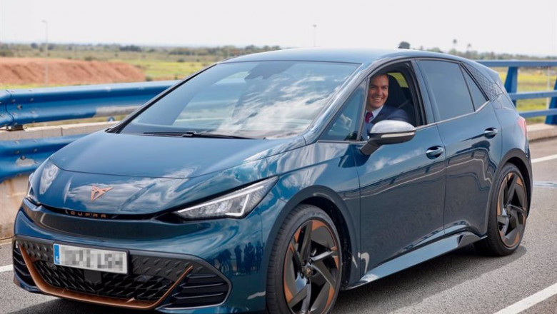 El presidente del Gobierno, Pedro Sánchez, conduce un coche durante la presentación del proyecto de gigafactoría de baterías de Volkswagen en Sagunto (Valencia) | Rober Solsona - Europa Press ep el presidente del gobierno pedro sanchez conduce un coche durante la presentacion del proyecto de