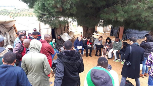 ep el relator en su visita a uno de los asentamientos de inmigrantes de lepe