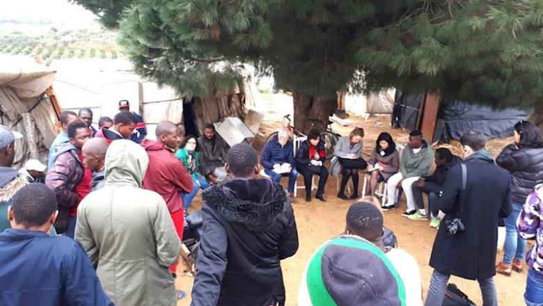 El Relator en su visita a uno de los asentamientos de inmigrantes de Lepe | CÁRITAS HUELVA ep el relator en su visita a uno de los asentamientos de inmigrantes de lepe