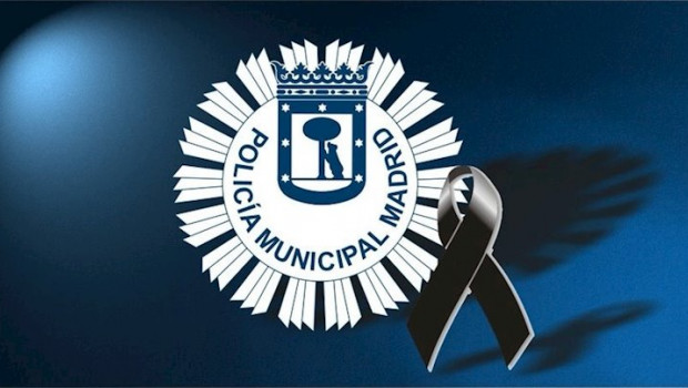 ep escudo de la policia municipal de madrid con un crespon negro