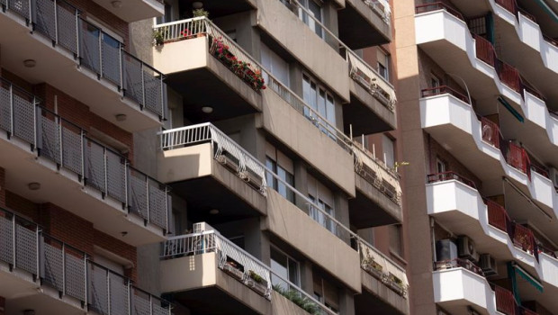 ep fachada de un edificio a 25 de abril de 2023 en barcelona catalunya espana la oferta de viviendas