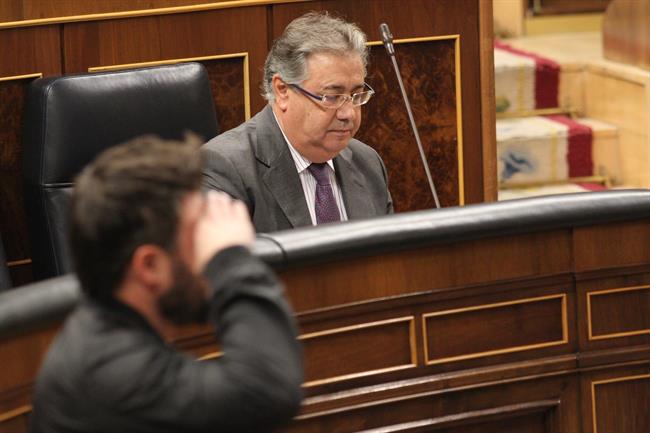 Gabriel Rufián hace un saludo mlitar en el Congreso delante de Zoido | EUROPA PRESS ep gabriel rufianun saludo mlitarcongreso delantezoido