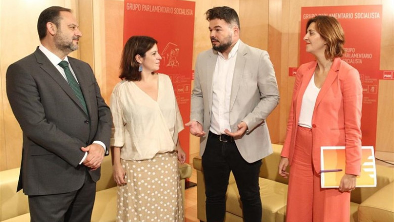 (I-D) El ministro de Fomento en funciones, José Luis Ábalos; la portavoz del PSOE en el Congreso, Adriana Lastra; el portavoz de ERC en el Congreso, Gabriel Rufián; y la portavoz adjunta, Carolina Telechea, durante su reunión en el Congreso. | Eduardo Parra - Europa Press ep i-d el ministro de fomento en funciones jose luis abalos la portavoz del psoe en el congreso