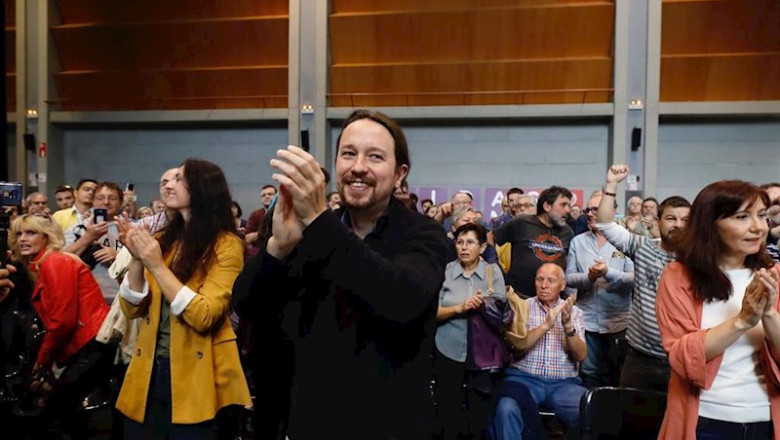 (I-D) Una de las componentes de Unidas Podemos, Marta Abengochea; el secretario general de Podemos y candidato a la Presidencia del Gobierno, Pablo Igesias y la Consejera de Economía Alternativa en Podemos Aragón, Yolanda Sancho aplauden junto a los asi | Fabián Simón - Europa Press ep i-d una de las componentes de unidas podemos marta abengochea el secretario general de podemos y