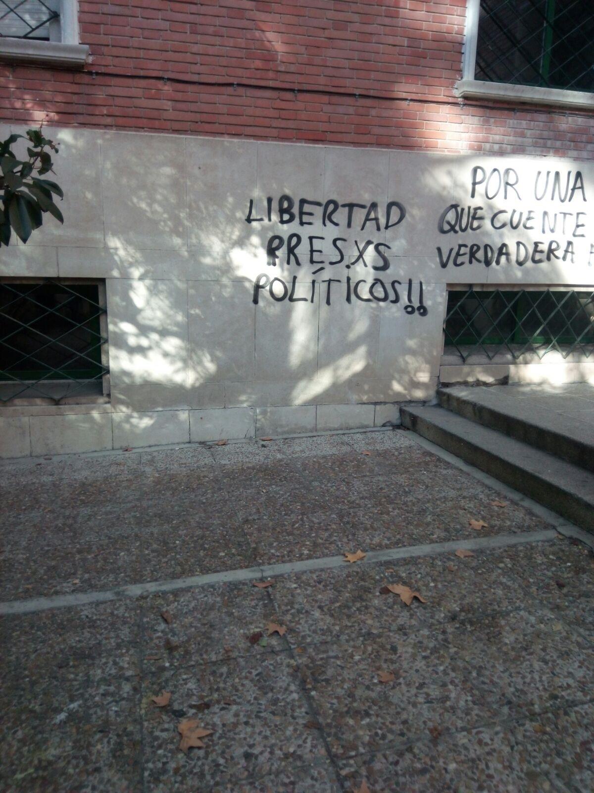 Imagen de una de las pintadas en el Isaac Newton | CEDIDA ep imagenunalas pintadasisaac newton