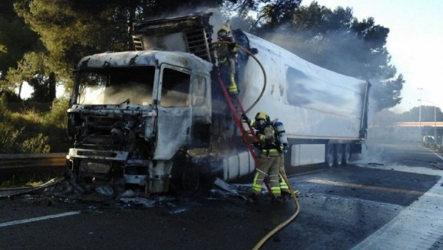 ep incendio de un camion con mercancias peligrosas en la ap-7 a la altura de larbo tarragona