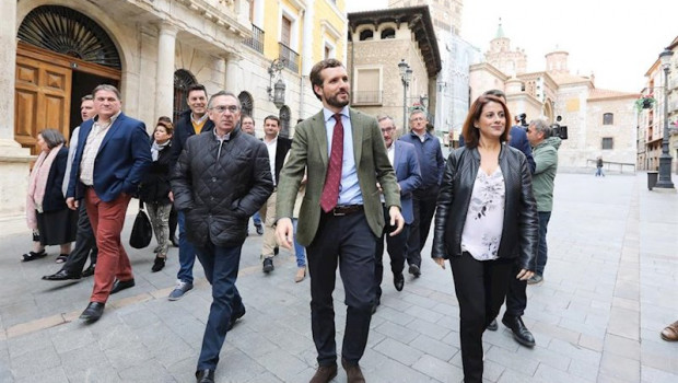 ep la alcaldesa de teruel emma buj el presidente del partido popular pablo casado y el presidente