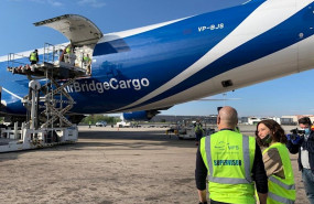 ep la presidenta regional madrilena isabel diaz ayuso recibe un nuevo avion con material sanitario