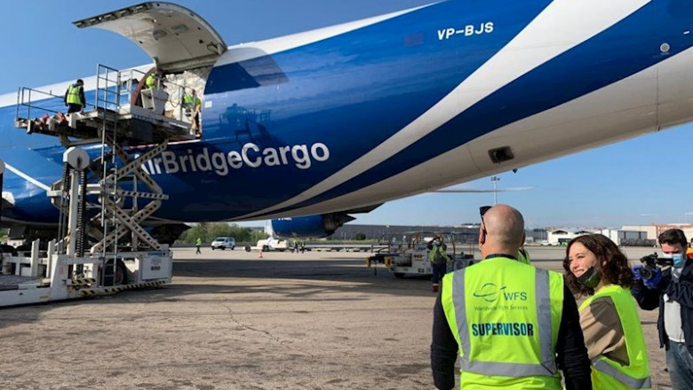 ep la presidenta regional madrilena isabel diaz ayuso recibe un nuevo avion con material sanitario