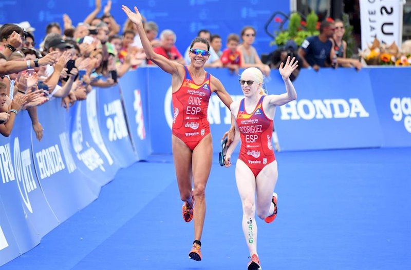 ep la triatleta paralimpica susana rodriguez junto a su guia paula garcia
