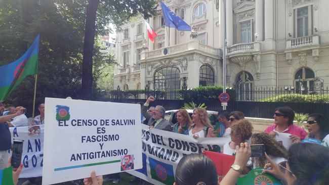 El Pueblo Gitano se moviliza ante la Embajada italiana para pedir la dimision de | EUROPA PRESS ep pueblo gitanomovilizala embajada italianapedirdimision de