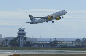 ep un avion despega y al fondo la torre de control durante la presentacion de la remodelacion y