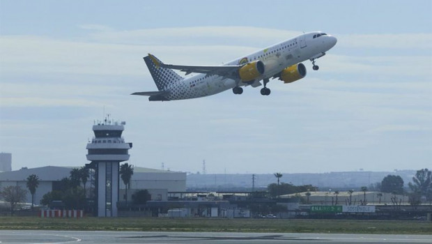 ep un avion despega y al fondo la torre de control durante la presentacion de la remodelacion y