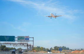 ep un avion sobrevuela la autovia a 4 antes de aterrizar en el aeropuerto de sevilla