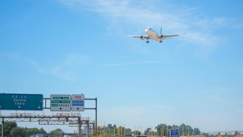 ep un avion sobrevuela la autovia a 4 antes de aterrizar en el aeropuerto de sevilla
